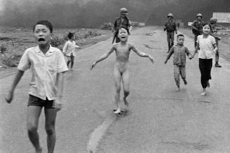 Biểu tượng: Vào ngày 8 tháng Sáu 1972, ngôi làng Trảng Bàng cách Sài Gòn không xa bị không kích. Trần truồng và cháy bỏng, Kim Phúc lúc đó 9 tuổi bỏ chạy – và bị chụp ảnh. Với phiên bản bị cắt xén này, hình ảnh của em đã đi khắp thế giới và ngay lập tức đã trở thành một biểu tượng lên án chiến tranh. Hình: picture alliance / AP