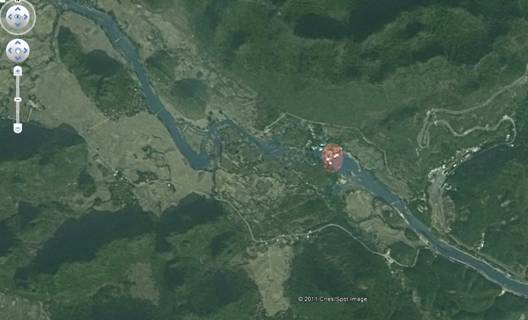 Ảnh 27: Khu vực Thác Bản Giốc (ảnh chụp từ vệ tinh).  Vùng được đánh dấu là phần thác chính.